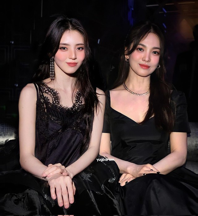 Nếu như Song Hye Kyo đẹp đằm thắm, dịu dàng thì Han So Hee lại toát lên nét sắc sảo và sang chảnh, làm người xem không thể rời mắt.