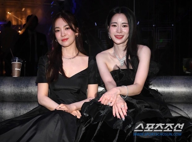 Hoá ra, bức ảnh trên chỉ là ảnh ghép. Ảnh gốc của Song Hye Kyo được chụp tại Lễ trao giải Rồng Xanh 2023 bên cạnh Lim Ji Yeon