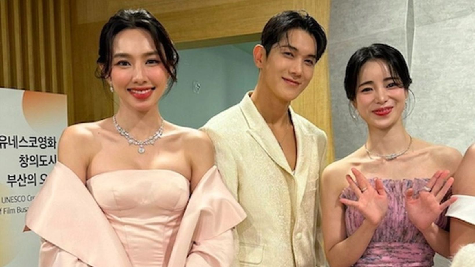 Hoa hậu Thùy Tiên gây sốt với nhan sắc 'đại minh tinh', đứng chung với Lim Ji Yeon làm CĐM bối rối  