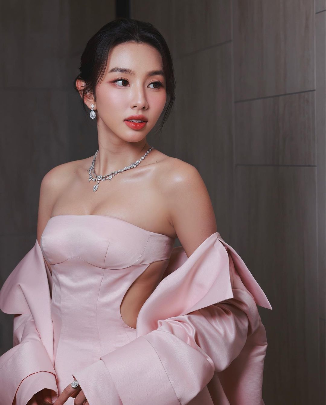 Chiếc váy hồng tôn lên vẻ đẹp nữ tính kiêu sa của Thuỳ Tiên