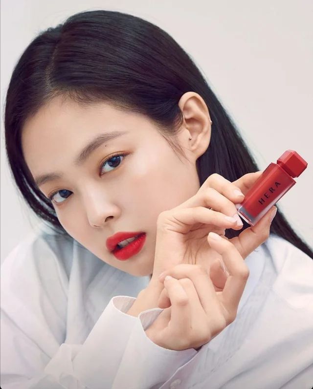 Màu đỏ cam có hiệu ứng mịn màng, đều màu và hạn chế môi bị nứt nẻ hay thâm đen.