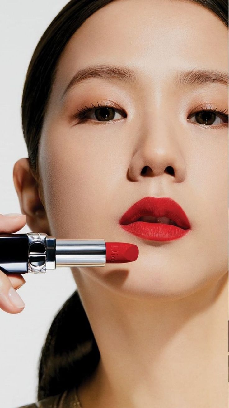 Màu son này phù hợp với cả da trắng hoặc ngăm tạo nên vẻ dịu dàng nữ tính nhưng không kém phần cá tính