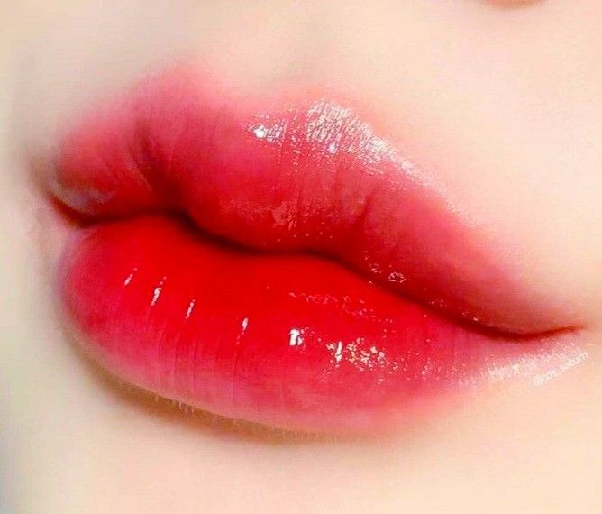 Phun môi màu đỏ cam được ưa chuộng trong khoảng thời gian gần đây.