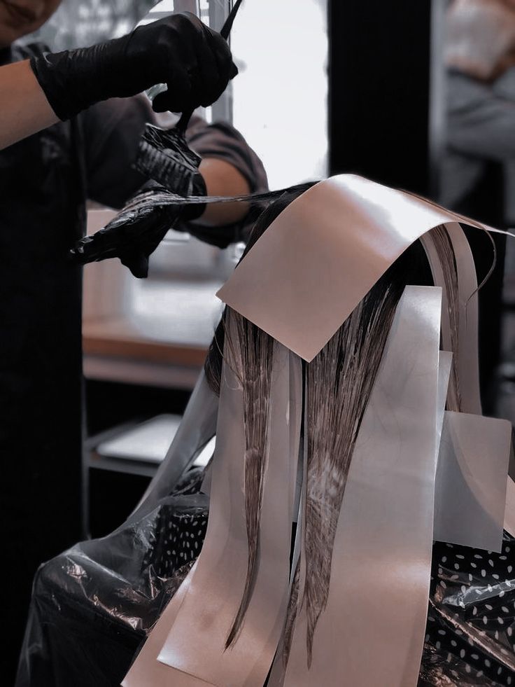 Một số còn có thể làm thay đổi DNA của tế bào và gây rối loạn nội tiết, có chứa formaldehyde là chất gây ung thư.