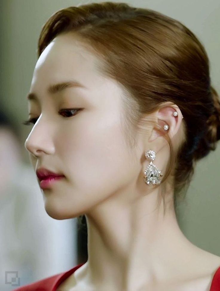 Ngày nay, kỹ thuật bấm tai hiện đại bằng máy ít để lại tổn thương hơn cách xỏ tai truyền thống.