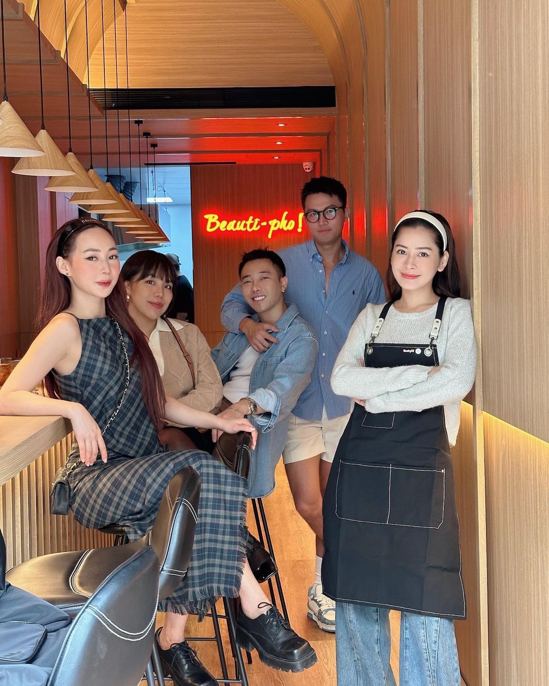 Rất nhiều người nổi tiếng đã tới ủng hộ quán phở của Chi Pu (Ảnh: Weibo)