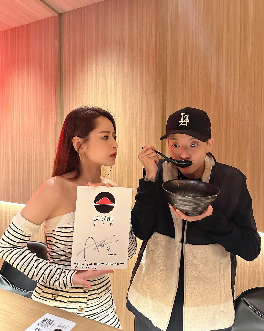 Rất nhiều người nổi tiếng đã tới ủng hộ quán phở của Chi Pu (Ảnh: Weibo)