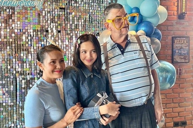 Hình ảnh được chụp vào sinh nhật bố dượng của Lisa