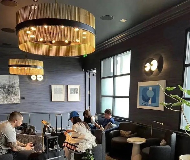 Arnault và Lisa tại phòng chờ ở LAX