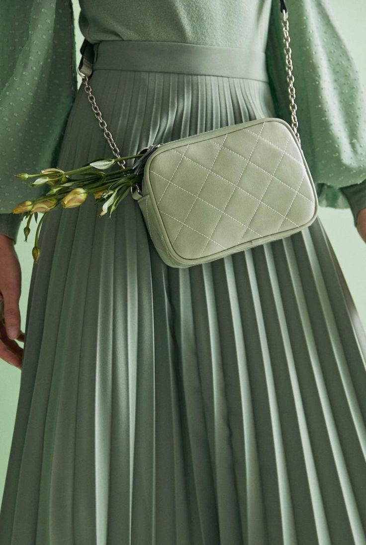 Sắc màu này có ưu điểm nổi bật là khiến người mặc trở nên tràn đầy sức sống và năng lượng.