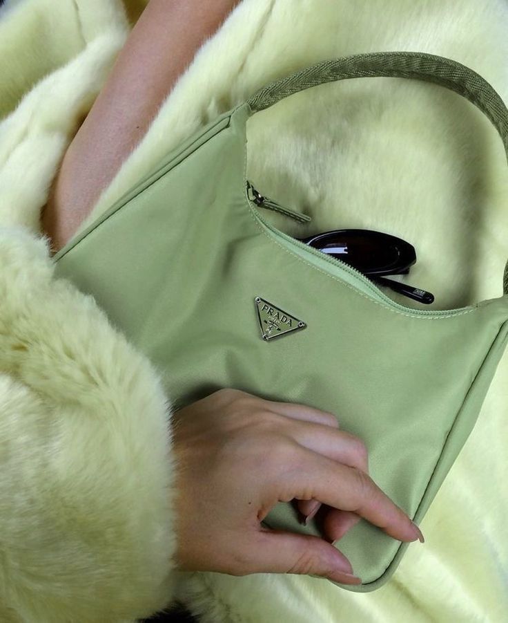 Xanh bướm xứng đáng trở thành “con cưng” của ngành công nghiệp thời trang bởi sự tươi mới.