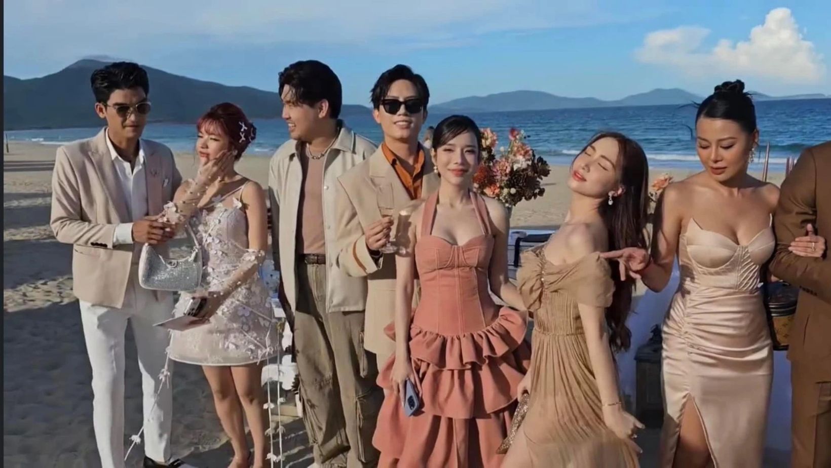 Dàn sao nữ mặc đầm hai dây ăn cưới Puka - Gin Tuấn Kiệt