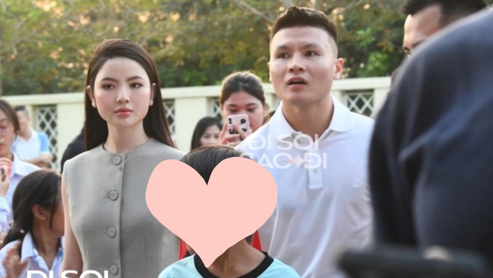 Quang Hải tay trong tay với Chu Thanh Huyền, cùng dàn cầu thủ đến dự đám cưới của Văn Hậu