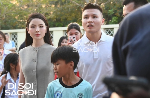 Quang Hải tay trong tay cùng bạn gái Chu Thanh Huyền đến dự đám cưới