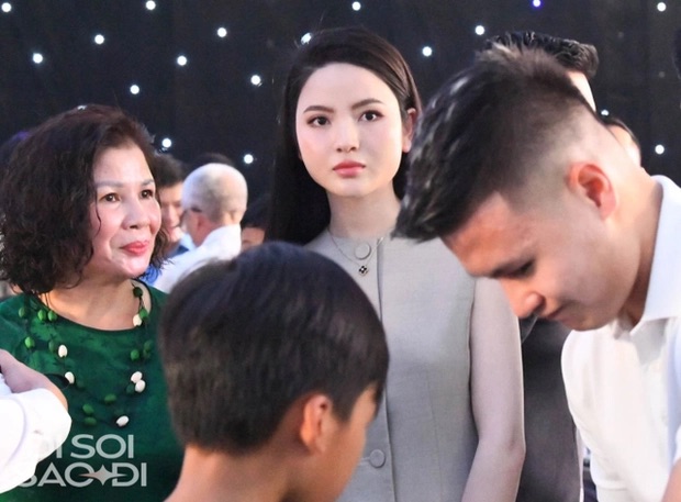 Thanh Huyền còn đứng cạnh mẹ của Quang Hải