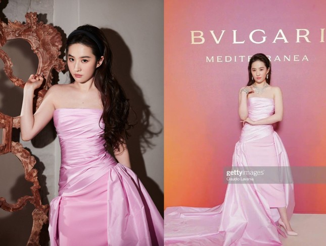 Lưu Diệc Phi trong ảnh studio đăng tải trước thềm sự kiện (trái) và ảnh trong sự kiện (phải).