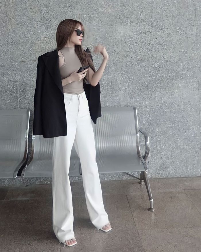 Blazer đen dài tay có thể phối với nhiều kiểu dáng trang phục. Ảnh: thieubaotram