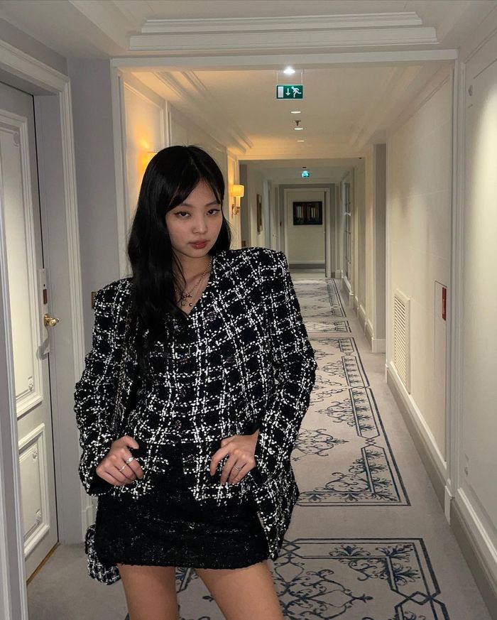 Nếu muốn phá cách, hãy sắm ngay mẫu blazer họa tiết kinh điển. Ảnh: jennierubyjane