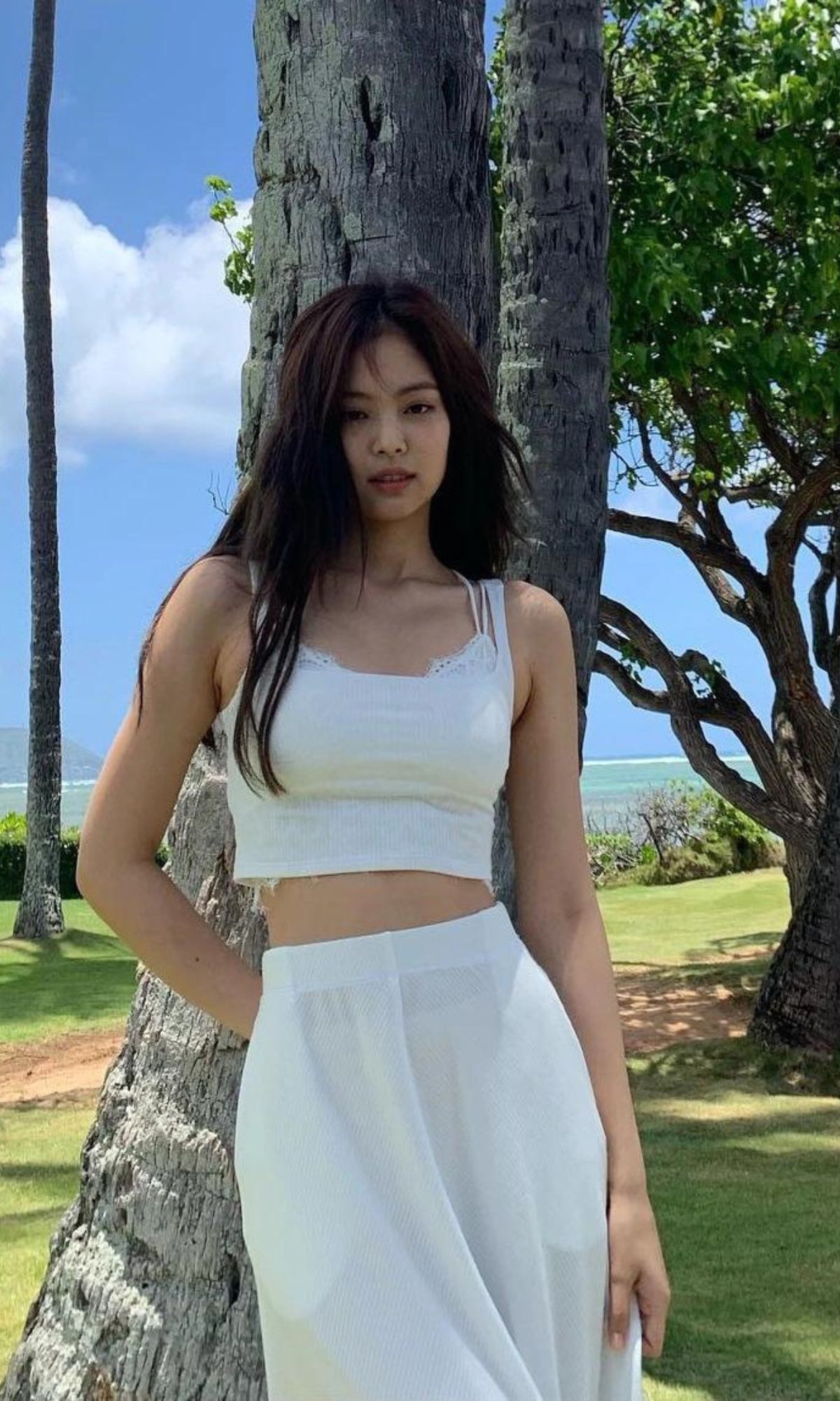 Mặc trang phục màu trắng đẹp và sang như Jennie với 10 công thức 