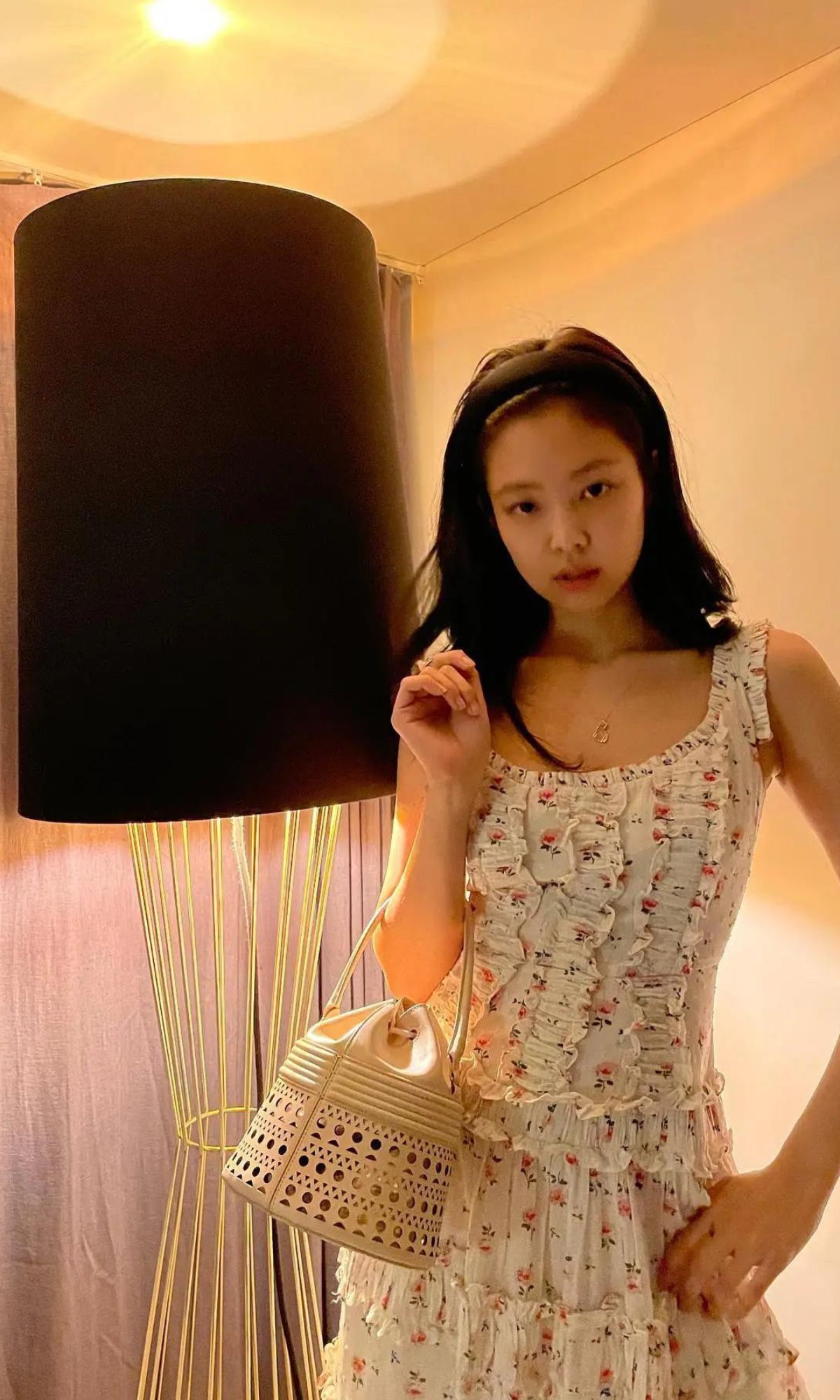Mặc trang phục màu trắng đẹp và sang như Jennie với 10 công thức 