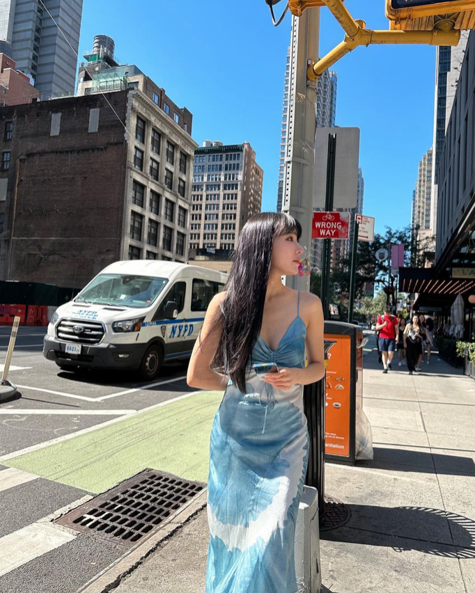 Mỹ nhân SNSD Tiffany phô diễn làn da trắng mịn cùng phong cách quyến rũ khi chọn mẫu váy 2 dây ombre sắc xanh dương pastel dịu nhẹ để xuống phố thu hút mọi ánh nhìn.