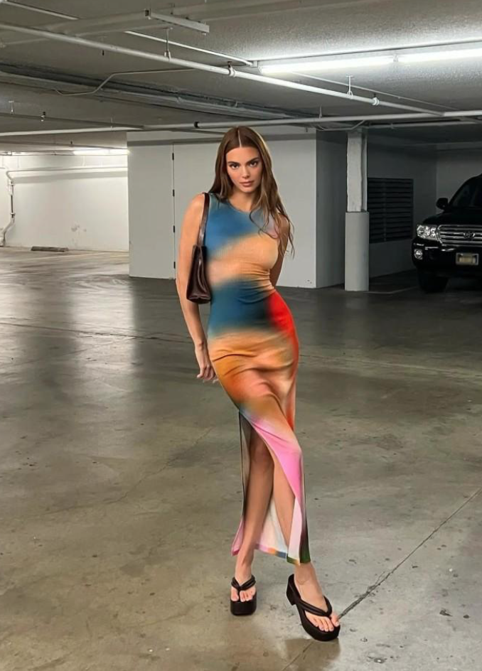 Chân dài đình đám làng mốt thế giới Kendall Jenner không thể bỏ qua xu hướng ombre huyền ảo này. Nàng mẫu chọn thiết kế váy ôm xẻ tà khoe chân dài nuột nà với nhiều gam màu nổi bật đan xen tạo nên vẻ ngoài bắt mắt và gợi cảm.