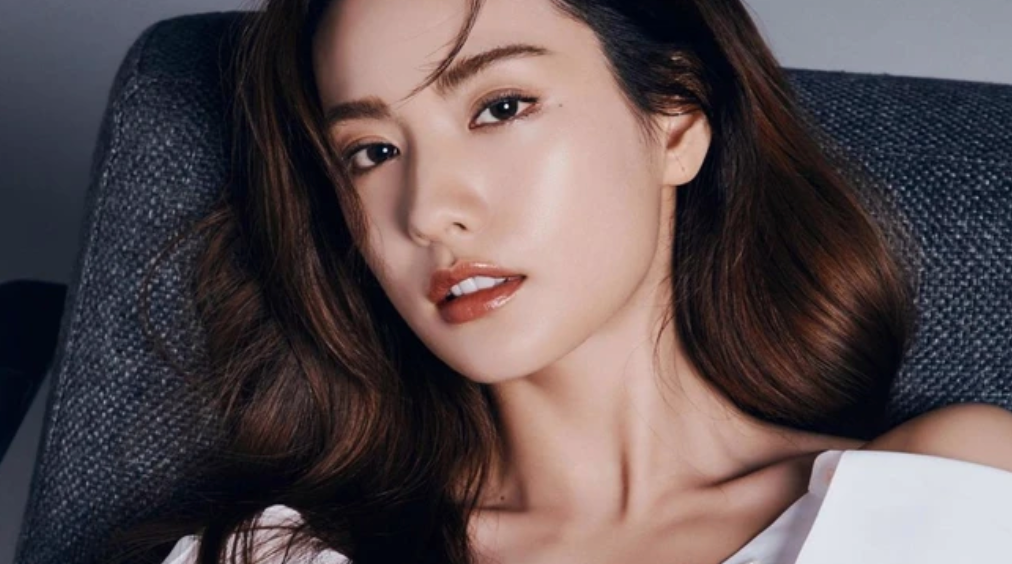 Mỹ nhân 'Mask Girl' Nana sở hữu thu nhập khủng thế nào ở tuổi 32?