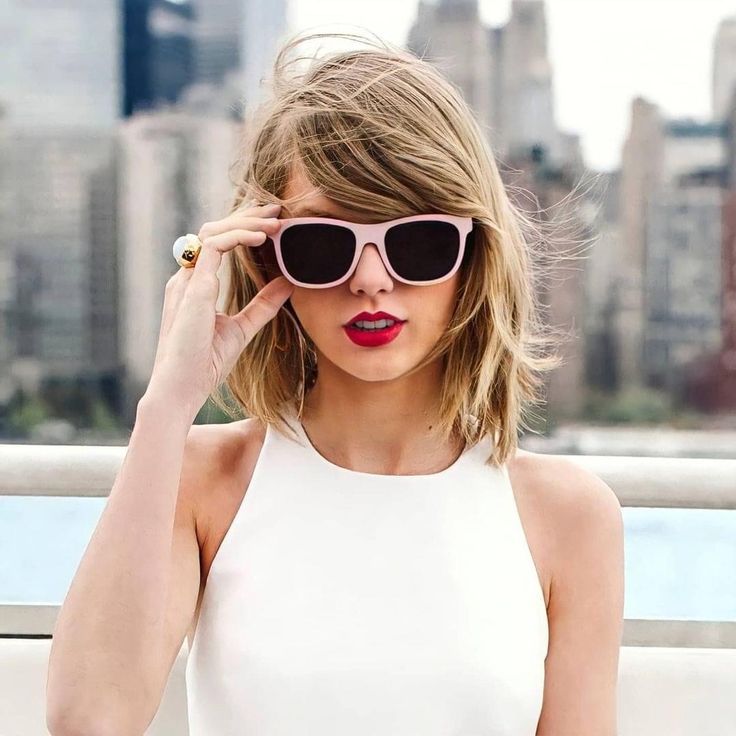 Bí quyết làm đẹp giúp Taylor Swift luôn sở hữu nền da khỏe mạnh dù thường xuyên trang điểm nằm ở việc cô không bao giờ quên bước dưỡng ẩm.