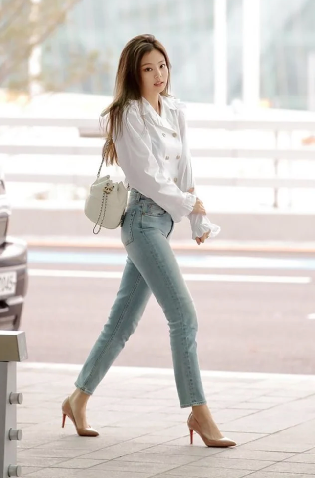 Quần skinny jeans sáng màu mix cùng áo blouse trắng tạo nên một trong những khoảnh khắc thời trang khó quên của Jennie. Kết hợp với đôi giày cao gót màu nude, set đồ của nữ thần tượng trở nên thanh lịch hơn.