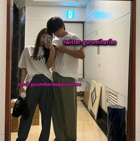 Bối cảnh trùng hợp với ảnh V chụp cùng Jennie bị leak trước đó