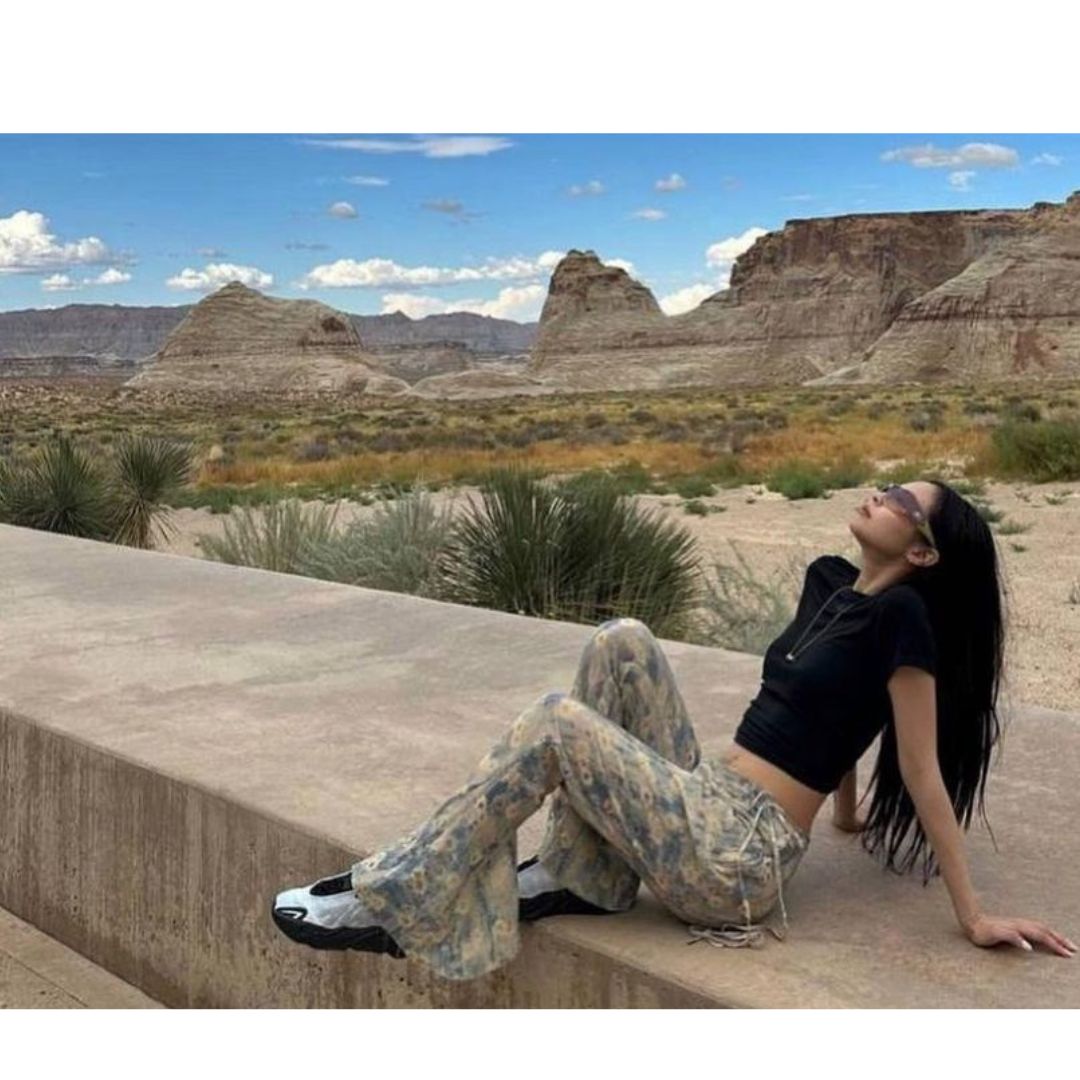 Jennie (BLACKPINK) mặc gì trong kỳ nghỉ tại thung lũng mặt trời Arizona?