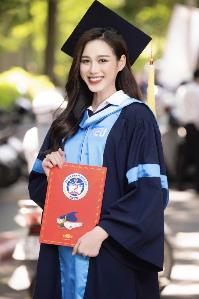 Nhưng điều khiến khán giả yêu mến Đỗ Thị Hà phiên bản ba năm sau là tính cách chăm chỉ, nỗ lực không ngừng của cô vẫn không thay đổi. Nàng hậu vừa nhận bằng Cử nhân Đại học Kinh tế Quốc dân đúng thời hạn, dù bận rộn với sứ mệnh Hoa hậu cũng không lơ là việc học, không để nợ môn.