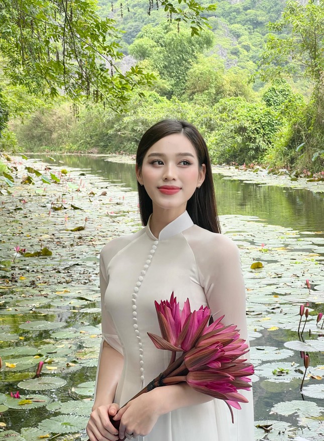 Đỗ Thị Hà cũng chịu khó hoàn thiện mình hơn, nhìn ra điểm yếu của mình ở đâu để sửa chữa. Từng bị chê về khả năng catwalk chưa đẹp, ứng xử chưa tinh tế thì bây giờ, Đỗ Thị Hà đã tự tin sải bước cùng các siêu mẫu, nói chuyện hay giao tiếp khéo léo hơn nhiều.
