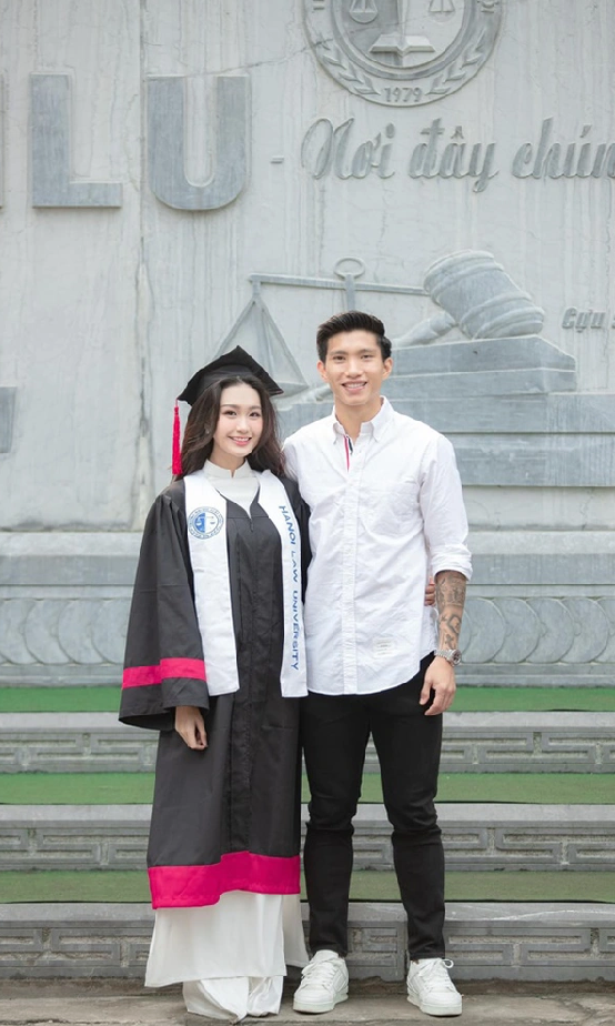 Đoàn Văn Hậu chụp ảnh kỷ yếu tại trường Đại học Luật Hà Nội cùng bạn gái