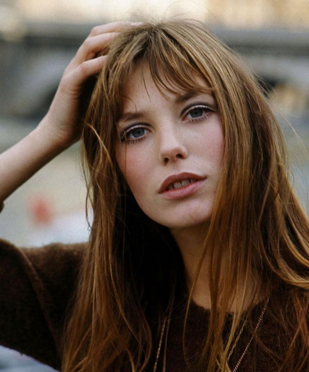 Nữ diễn viên người Pháp – Jane Birkin cùng kiểu tóc mái Birkin kinh điển. Ảnh: Instagram @le_monocle_voyageur.