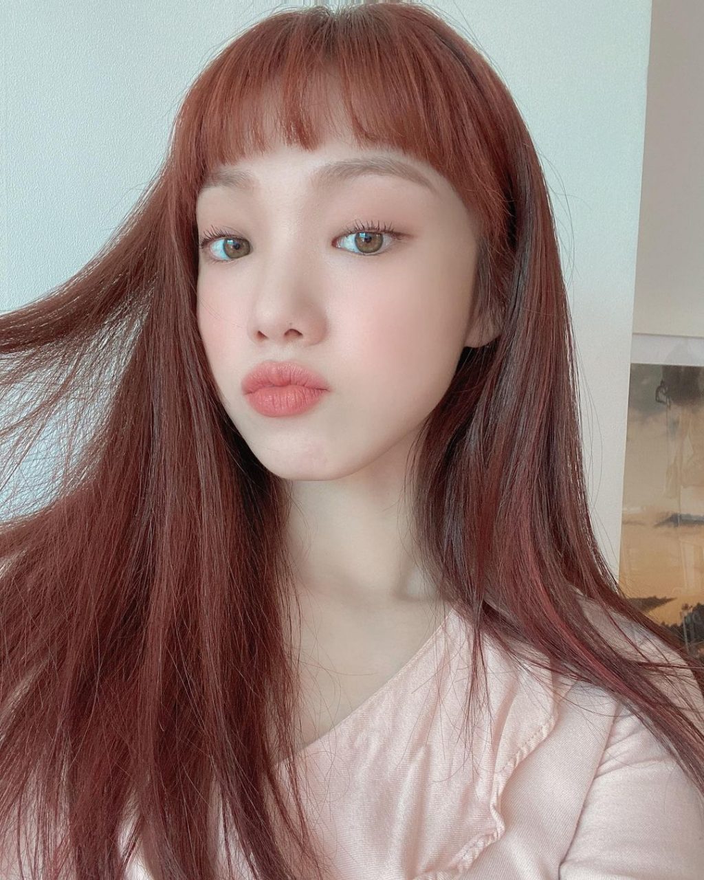 Tóc mái ngố luôn là sự lựa chọn của Lee Sung Kyung trong nhiều năm gần đây. Ảnh: Instagram @heybiblee