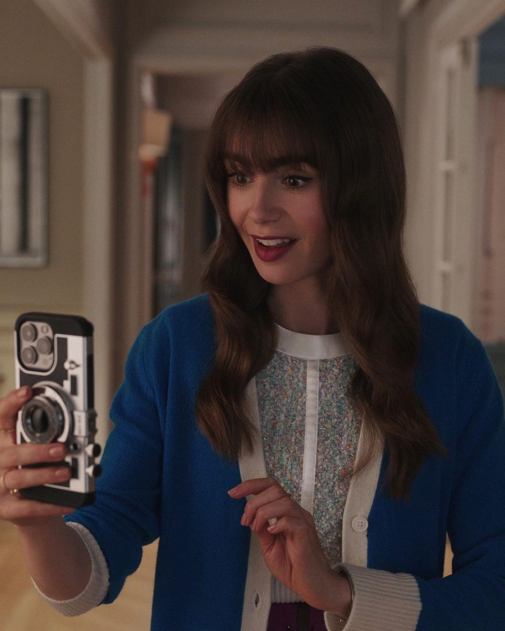 Nữ diễn viên Lily Collins xinh đẹp cùng kiểu tóc mái Birkin trong bộ phim Emily in Paris. Ảnh: Instagram @emilyinparis.