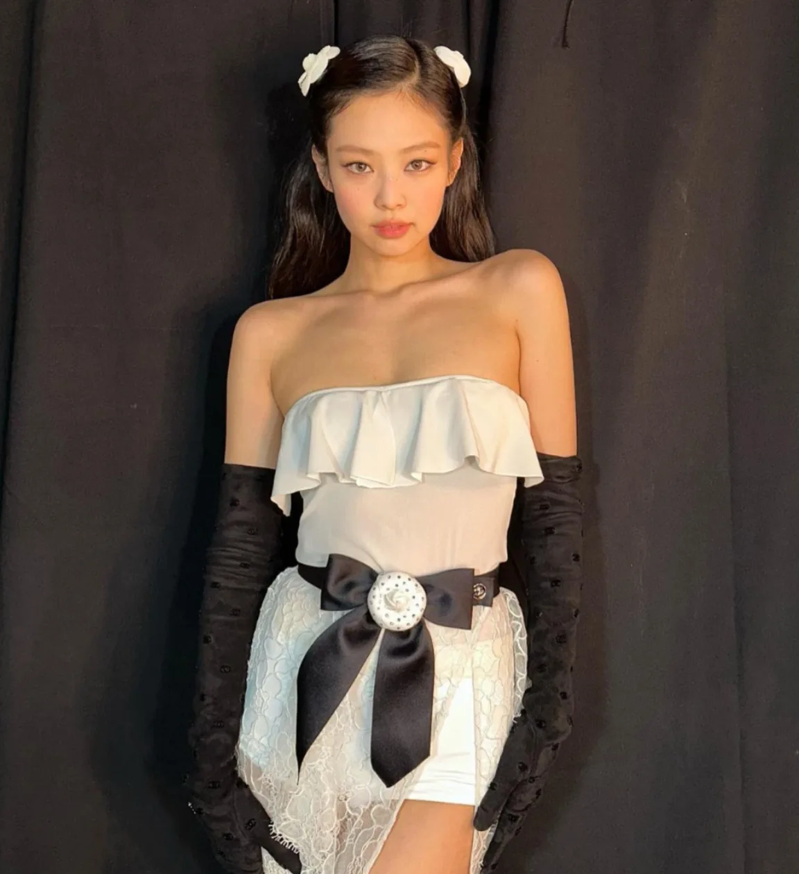 Tại Paris, từ đầu đến chân cô diện trang phục Chanel.