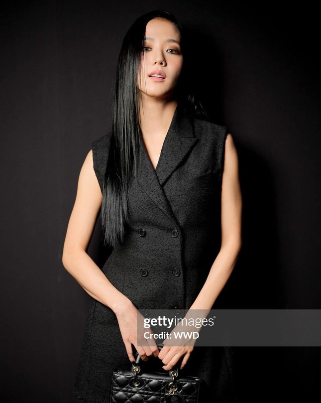 Netizen dành lời khen cho ngũ quan sắc nét đánh bật tạo hình 