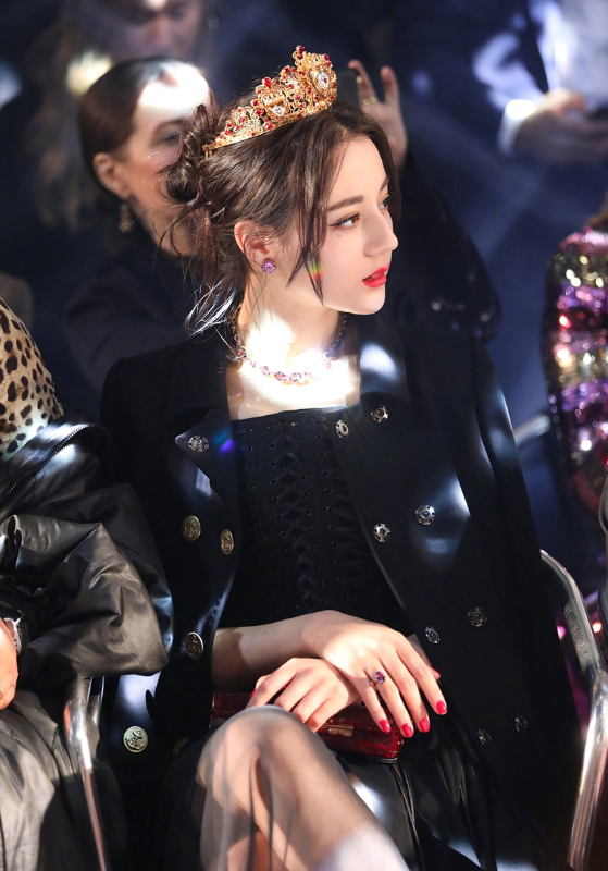 Nhiều Cnet cho rằng tạo hình lần này của Địch Lệ Nhiệt Ba không đủ xuất sắc và vẫn chưa thể vượt qua được khoảnh khắc huyền thoại mà cô từng tạo ra ở show diễn nhà Dolce & Gabbana tại Milan Fashion Week vào 5 năm trước.