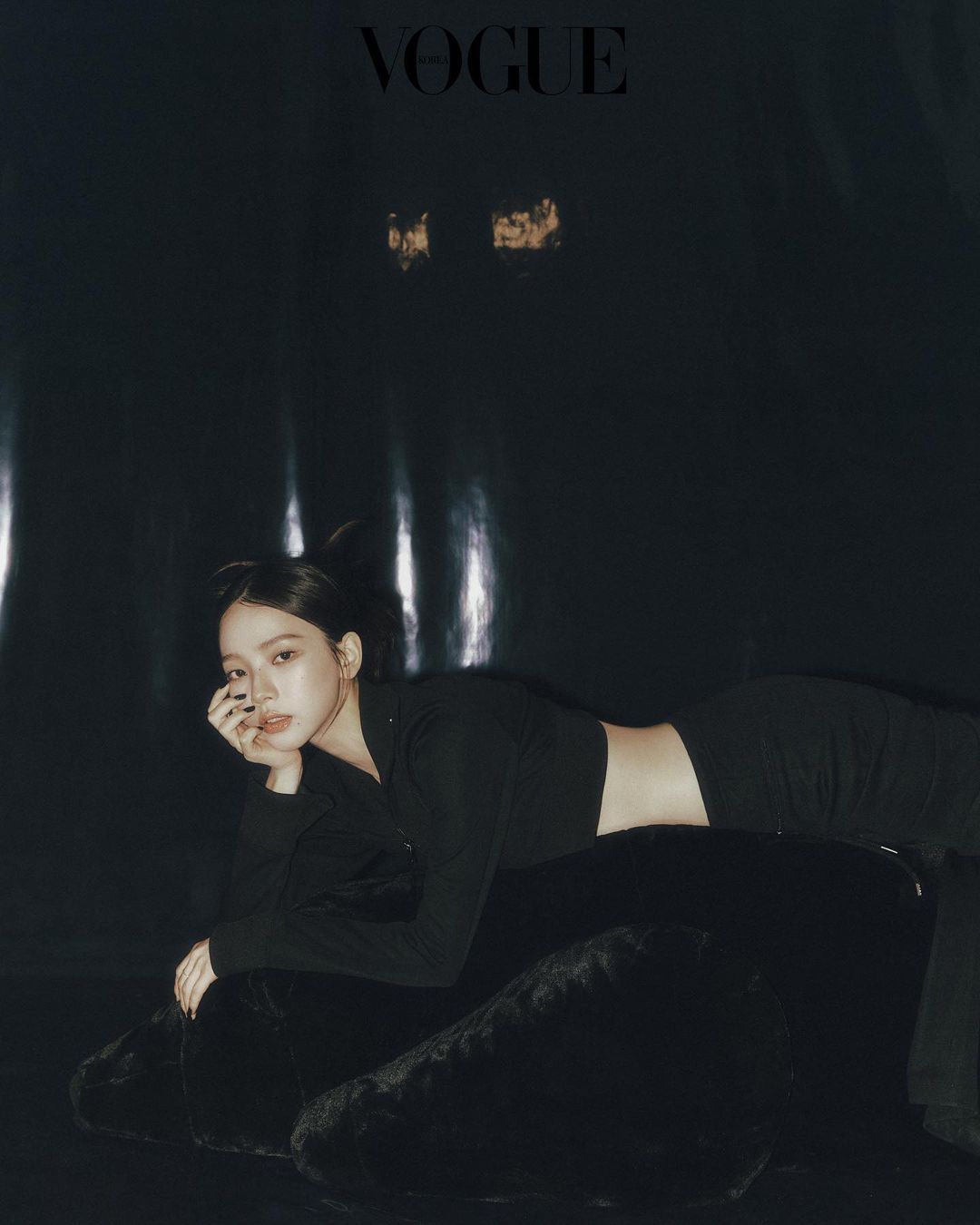 Karina (aespa) khoe vẻ đẹp sành điệu, hiện đại trên Vogue Hàn Quốc
