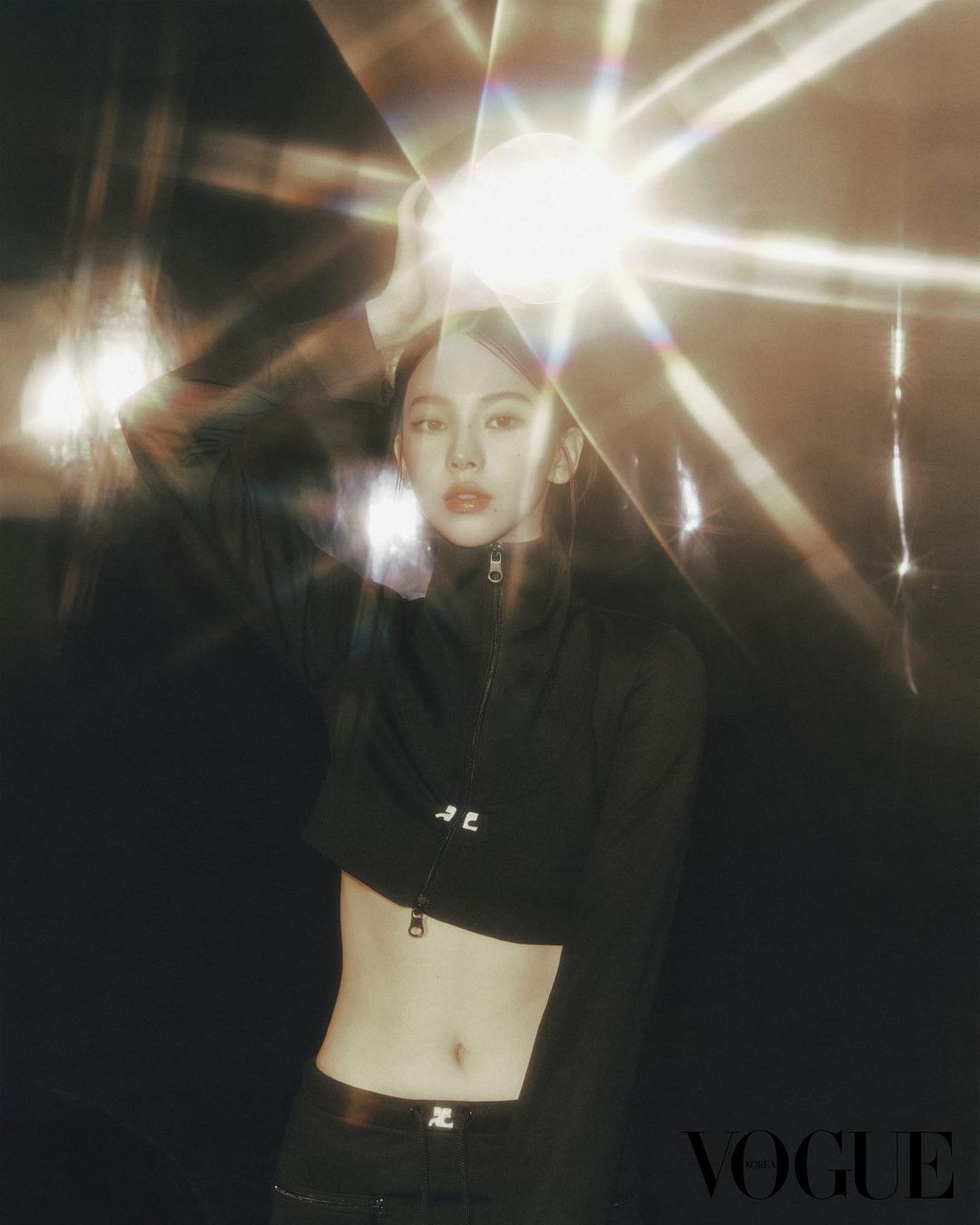 Karina (aespa) khoe vẻ đẹp sành điệu, hiện đại trên Vogue Hàn Quốc