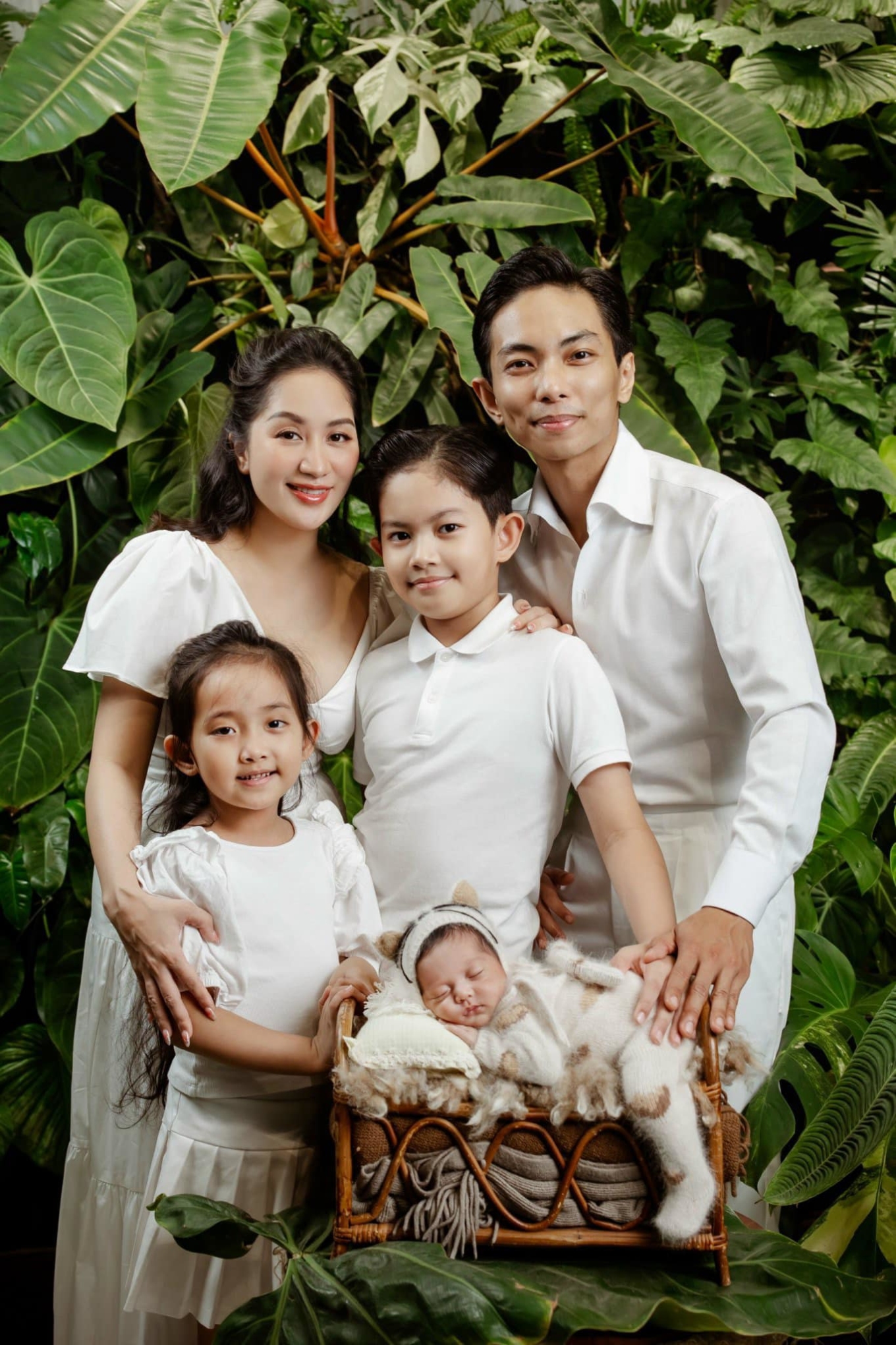 Bé Lisa nhà Khánh Thi - Phan Hiển được khen xinh như thiên thần