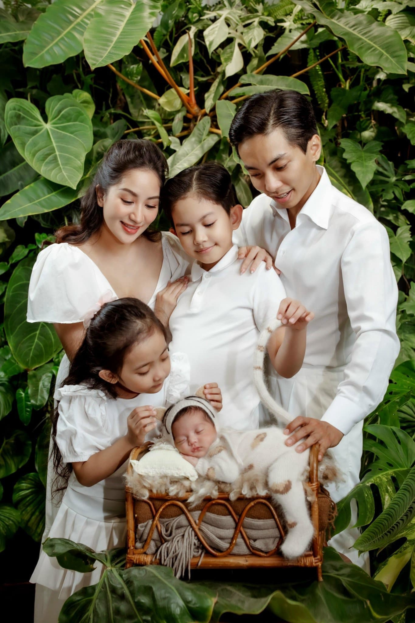 Bé Lisa nhà Khánh Thi - Phan Hiển được khen xinh như thiên thần