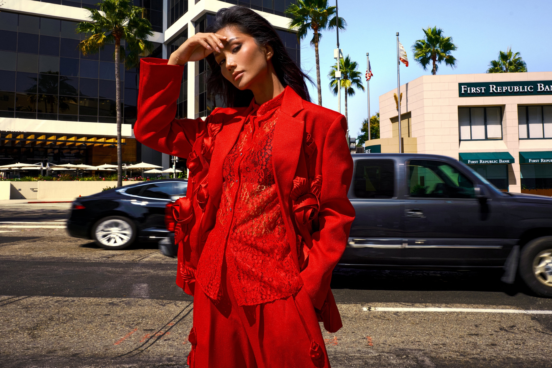 Để có được những thước ảnh như ý muốn, êkíp phải canh khoảnh khắc nắng vừa đủ. Với kinh nghiệm diễn xuất, H'Hen Niê nhanh chóng hoàn thành buổi chụp đúng với ý tưởng mà nhiếp ảnh gia đã đưa ra.