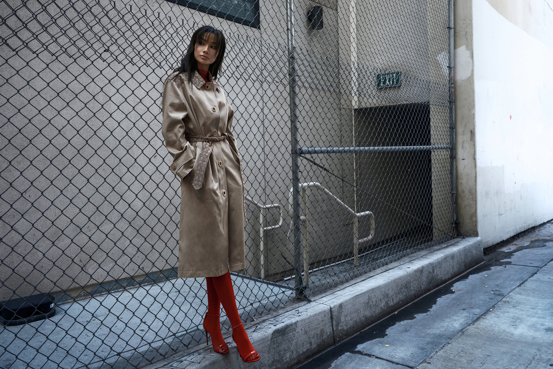 H'Hen Niê thử nghiệm những cách phối đồ phá cách với tông đỏ làm điểm nhấn, tạo sự nổi bật giữa phố Los Angeles.