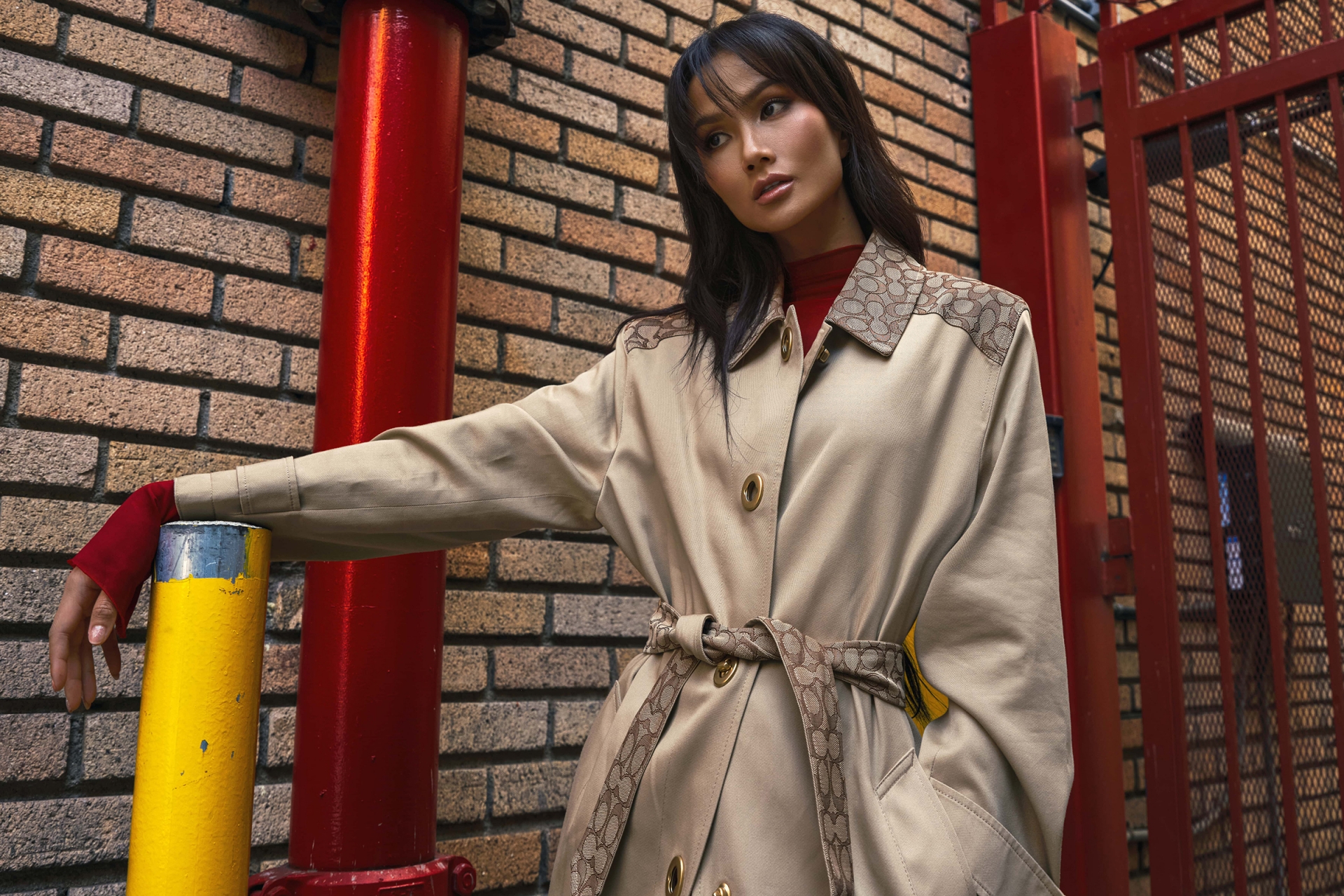 'Phong cảnh quá đẹp và mang chất điện ảnh nên tôi cũng dễ dàng nhập tâm. Tôi tự tưởng tượng mình là những nhân vật nữ trong các bộ phim, thơ thẩn đi dạo giữa thành phố', H'Hen Niê chia sẻ.