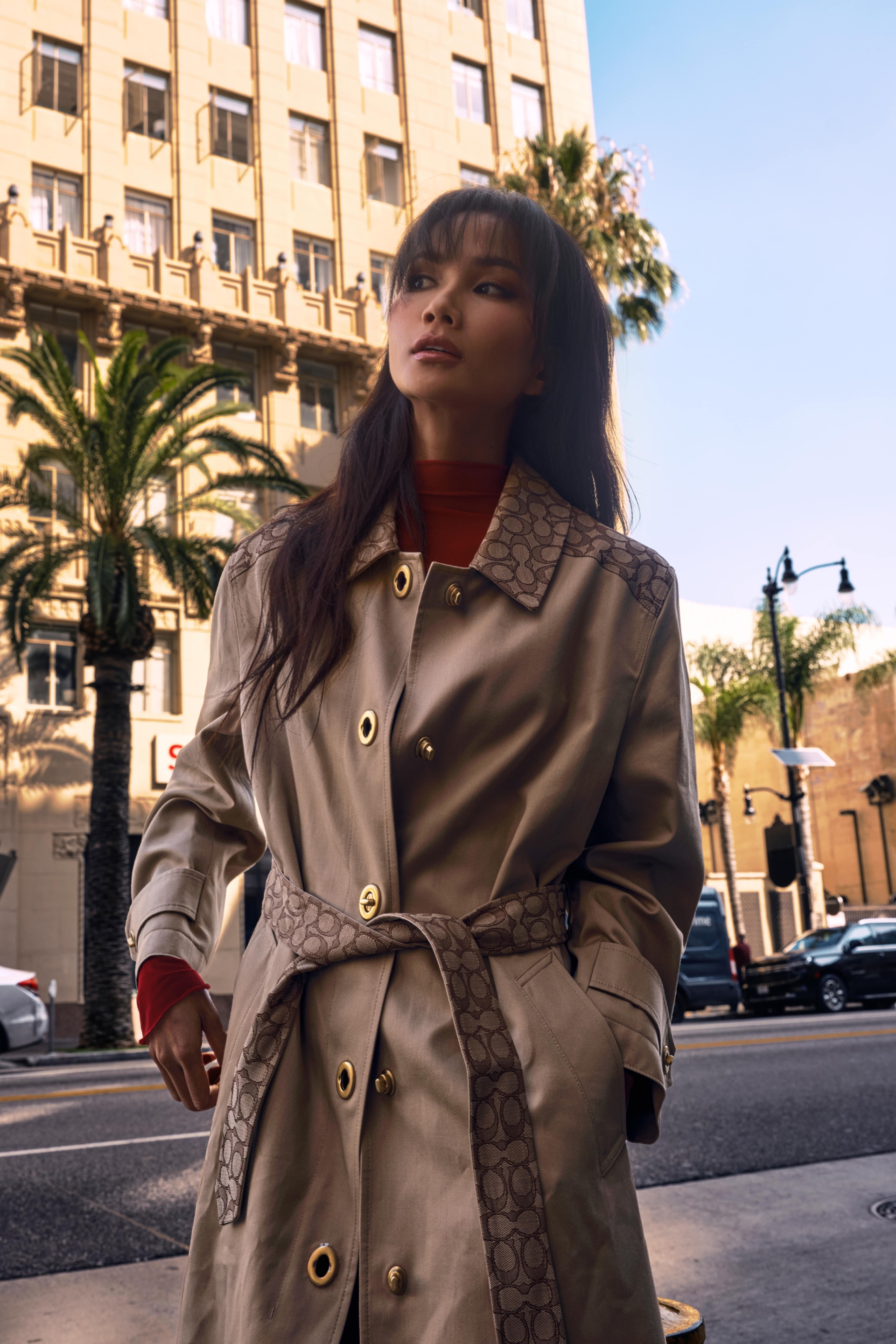 H'Hen Niê cho biết sự nhiệt tình và chuyên nghiệp của êkíp tạo cho cô cảm giác thoải mái, gần gũi. Vì trong chuyến công tác Mỹ lần này cô đi một mình nên mọi việc đều phải tự làm, không có team hỗ trợ.