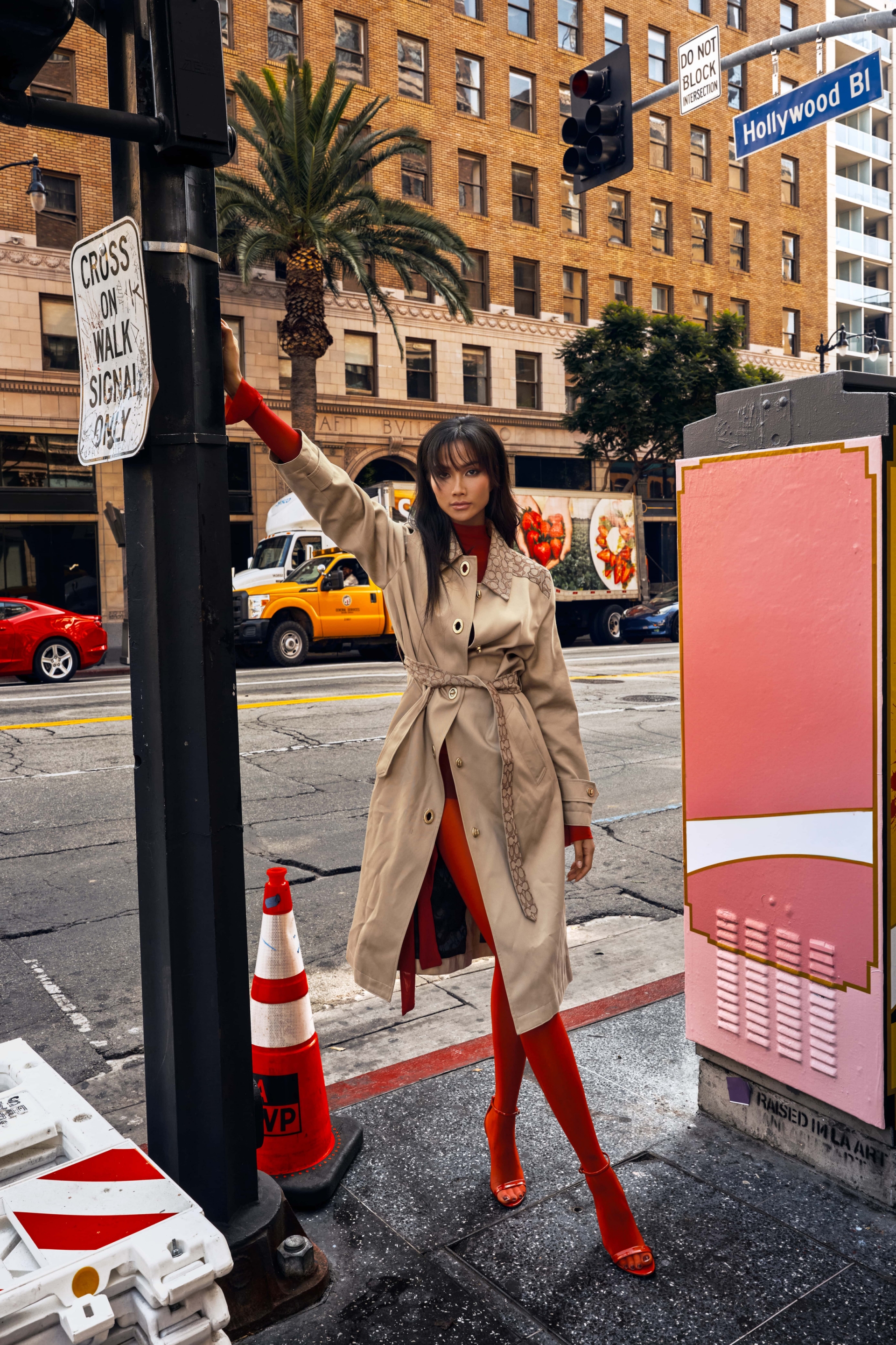 Trench coat được hoa hậu mix cùng quần tất đỏ, gợi cảm hứng về những đả nữ trong các phim hành động.