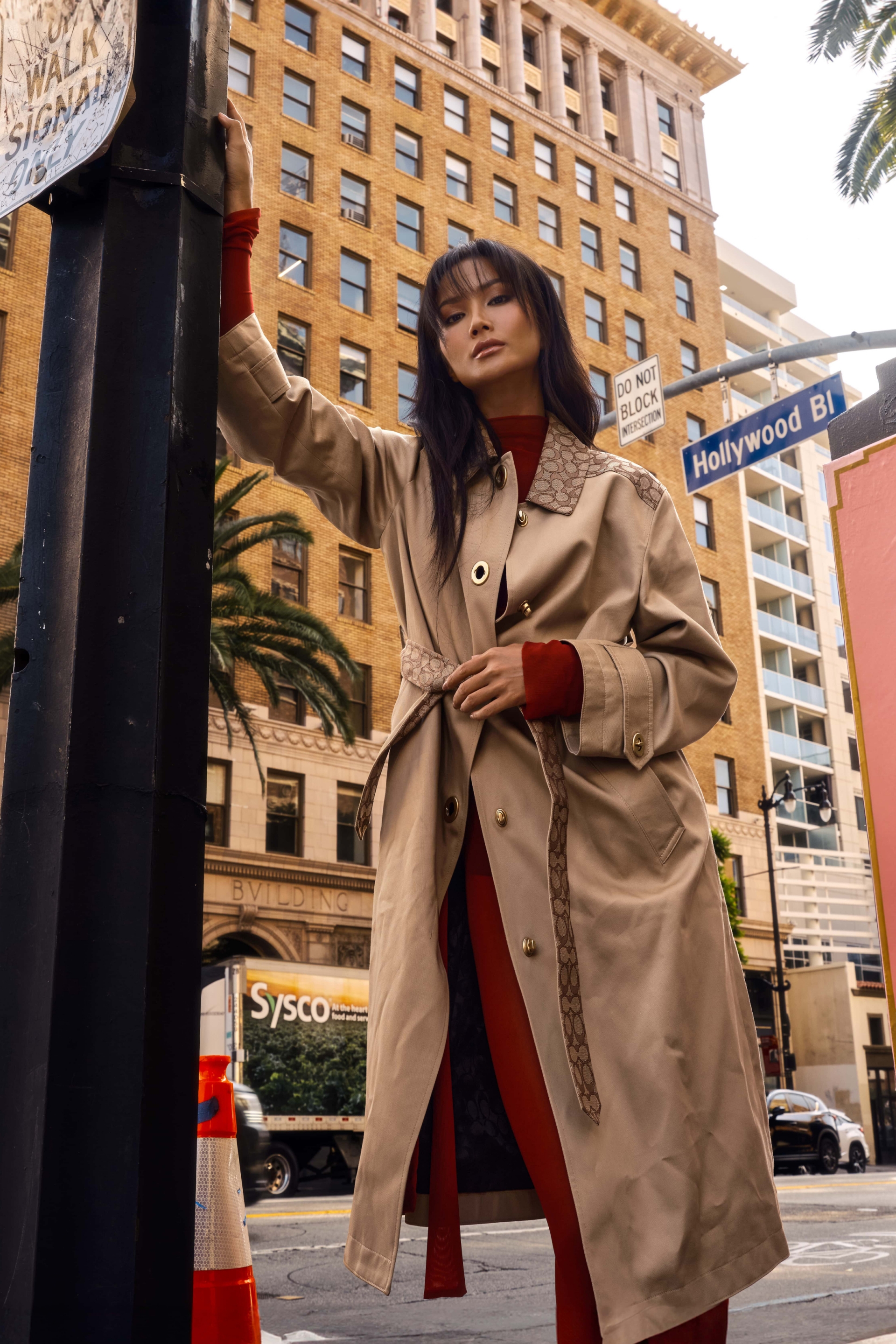 Sau khi chụp xong bộ ảnh, người đẹp có vài tiếng nghỉ ngơi trước khi khởi hành về Việt Nam để tiếp tục công việc.